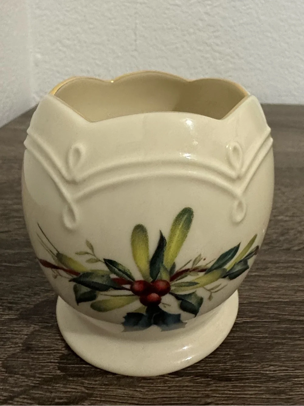 Lenox Cream Ceramic Holiday Berry Tea Light Candle holder